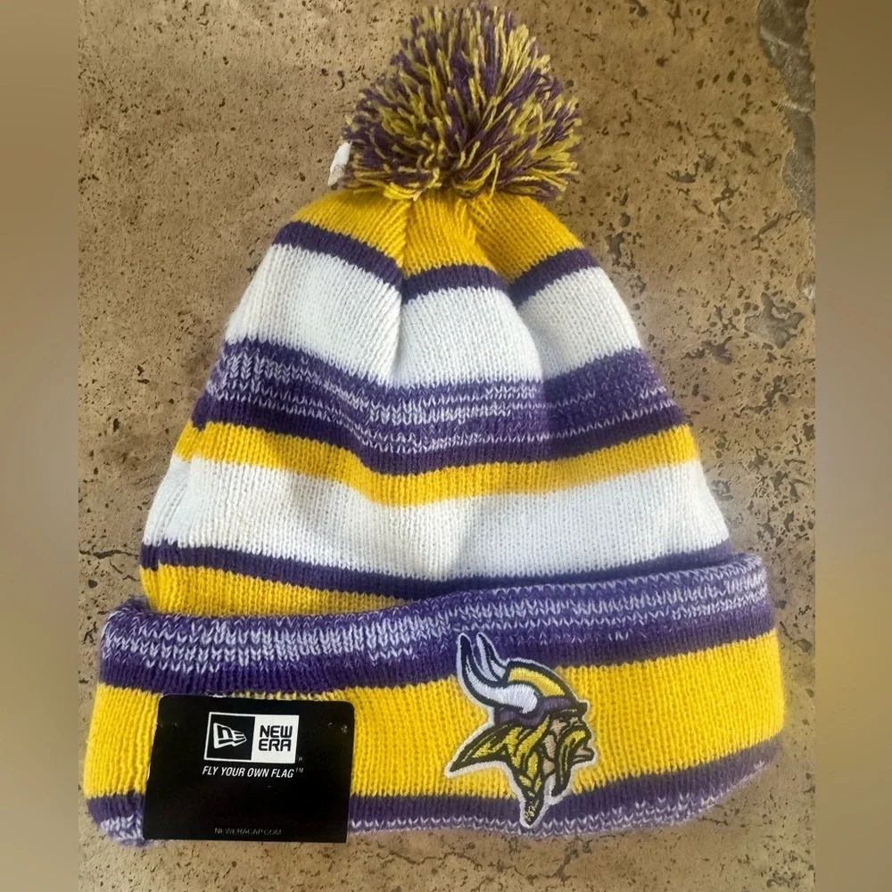 NWT-Youth-Minnesota Vikings New Era NFL Logo Pom Beanie Hat